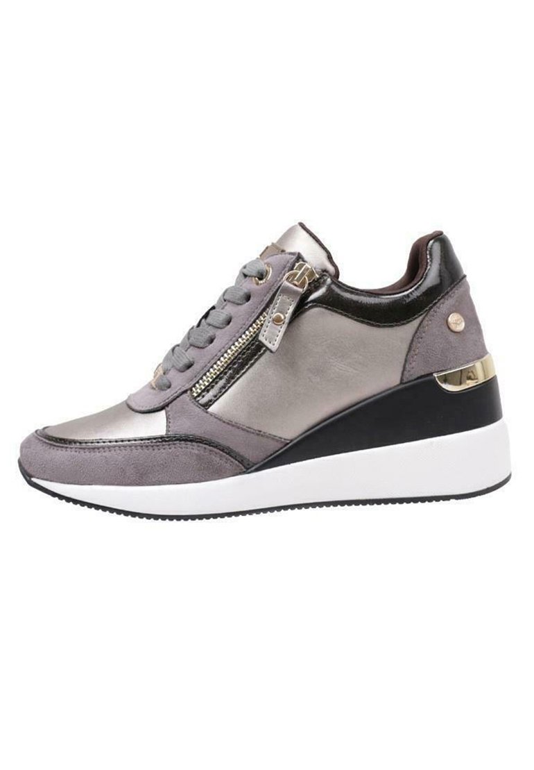 Zapatillas de ante gris con acentos metálicos, que cuentan con una cremallera lateral, un diseño de cordones y un tacón cuña. Suela blanca en la base.