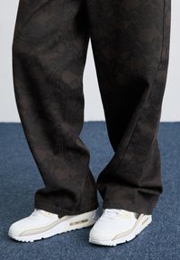 Selecionado, white/flat pewter/orewood brn summit