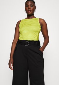 Vero Moda Curve VMBAILEY PAPERBAG WIDE BELT - Παντελόνι - black