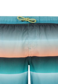 Zwemshorts voor heren met horizontale strepen in teal, koraal en zwart. Gemaakt van lichtgewicht stof met een gestructureerde afwerking en een trekkoord.