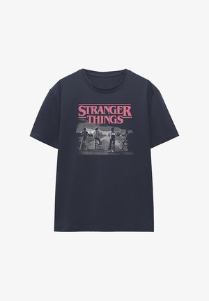 Marineblaue Baumwoll-T-Shirt mit einem Grafikdruck von "Stranger Things", der vier Figuren auf Fahrrädern zeigt. Kurze Ärmel und runder Ausschnitt.
