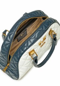 Gepolsterte marineblaue und weiße Lederhandtasche mit Hardware in Goldfarbe, oberem Reißverschluss und doppelten Griffen. Das Innere ist mit einem braunen Futter und einem Logo ausgestattet.