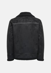 Schwarze Schafslederjacke mit weicher Textur, ausgestattet mit einem breiten Kragen und sichtbaren Nähten an Rücken und Ärmeln.