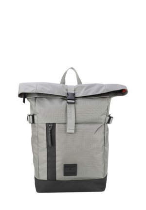 Zaino in tessuto grigio con chiusura a fold-over, base nera, tasca frontale con zip e spallacci regolabili. Presenta un motivo a griglia texturizzato.