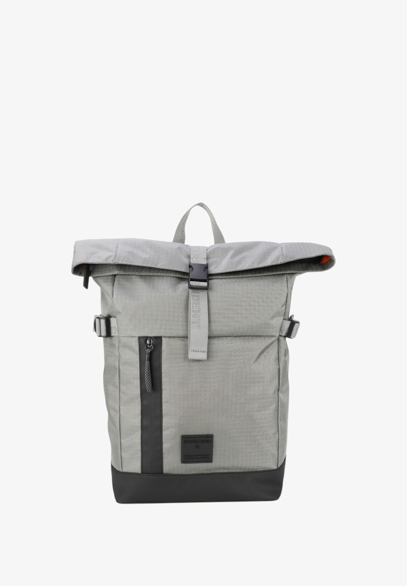Zaino in tessuto grigio con chiusura a fold-over, base nera, tasca frontale con zip e spallacci regolabili. Presenta un motivo a griglia texturizzato.