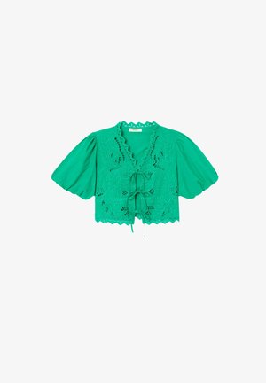 Blouse verte courte avec manches bouffantes, motifs floraux brodés, bords festonnés et fermetures à nouer sur le devant.