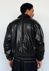 Bershka Imitatieleren jas - black