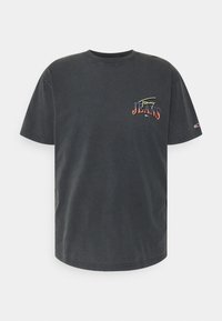 Mörkgrå bomulls T-shirt med korta ärmar, avslappnad passform, med en flerfärgad "Tommy Jeans"-logotyp på bröstet. Rundad halsringning.
