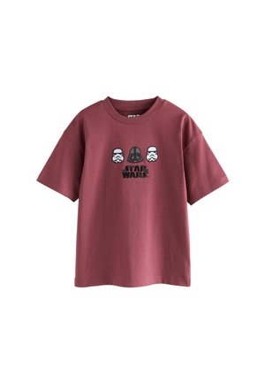 Maroon värviline puuvillane t-särk lühikeste varrukatega, millel on kirjatud tegelased: stormtrooper ja Darth Vader, üle "STAR WARS" teksti.