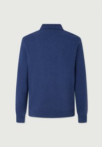 Námořnická modrá pletená mikina s dlouhými rukávy, límcem a pružnými manžetami. Hladký povrch, jednoduchý design a žádné viditelné vzory nebo akcenty.