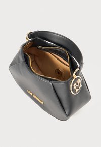 Melnas sintētiskās ādas rokassomas ar strukturētu formu, zelta aparatūra, "LOVE MOSCHINO" logo un kontrastējošu brūnu oderi. Ar rāvējslēdzēja aizdari.