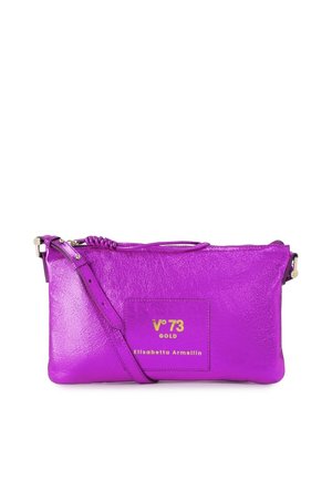 Paarse leren crossbodytas met verstelbare band, met de gouden tekst "V°73 GOLD Elisabetta Armellin" op het voorstuk.