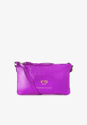 Bolso bandolera de cuero morado con correa ajustable, con la etiqueta "V°73 GOLD Elisabetta Armellin" en texto dorado en el parche frontal.