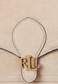 Borsa in suede beige con chiusura a pattina e dettaglio hardware "RLL" in tonalità dorata, bordi cuciti e superficie liscia.