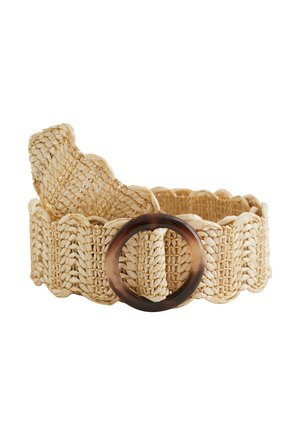 Bred vævet beige bælte med bølget kant og en stor rund skildpadde-skal spænde på hvid baggrund.