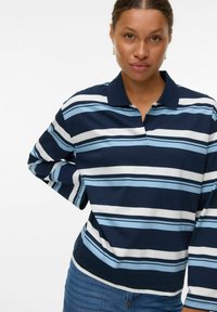Mörkblå polo t-shirt med horisontella ränder i ljusblått och vitt, har krage och långa ärmar, slät tygkänsla.