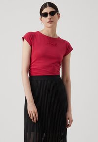 KARL LAGERFELD RHINESTONE FASHION  - Potiskana majica - persian red