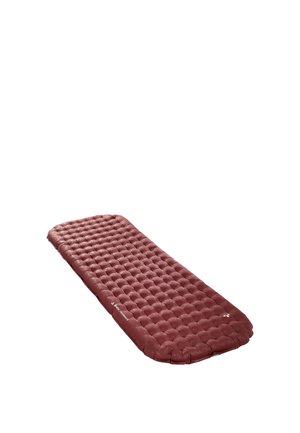 Aufblasbare dunkelrote Schlafmatte mit gesteppte Lufttaschen, konzipiert für Outdoor-Camping und Komfort.