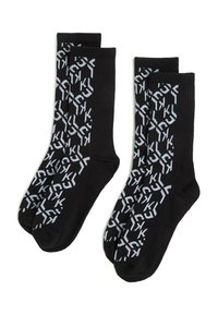 Czarne skarpety o długości do kostek z powtarzającym się jasnobłękitnym wzorem geometrycznym. Materiał jest żebrowany, co zapewnia wygodne dopasowanie.