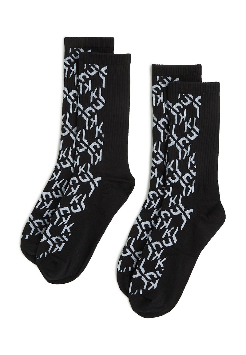 Czarne skarpety o długości do kostek z powtarzającym się jasnobłękitnym wzorem geometrycznym. Materiał jest żebrowany, co zapewnia wygodne dopasowanie.