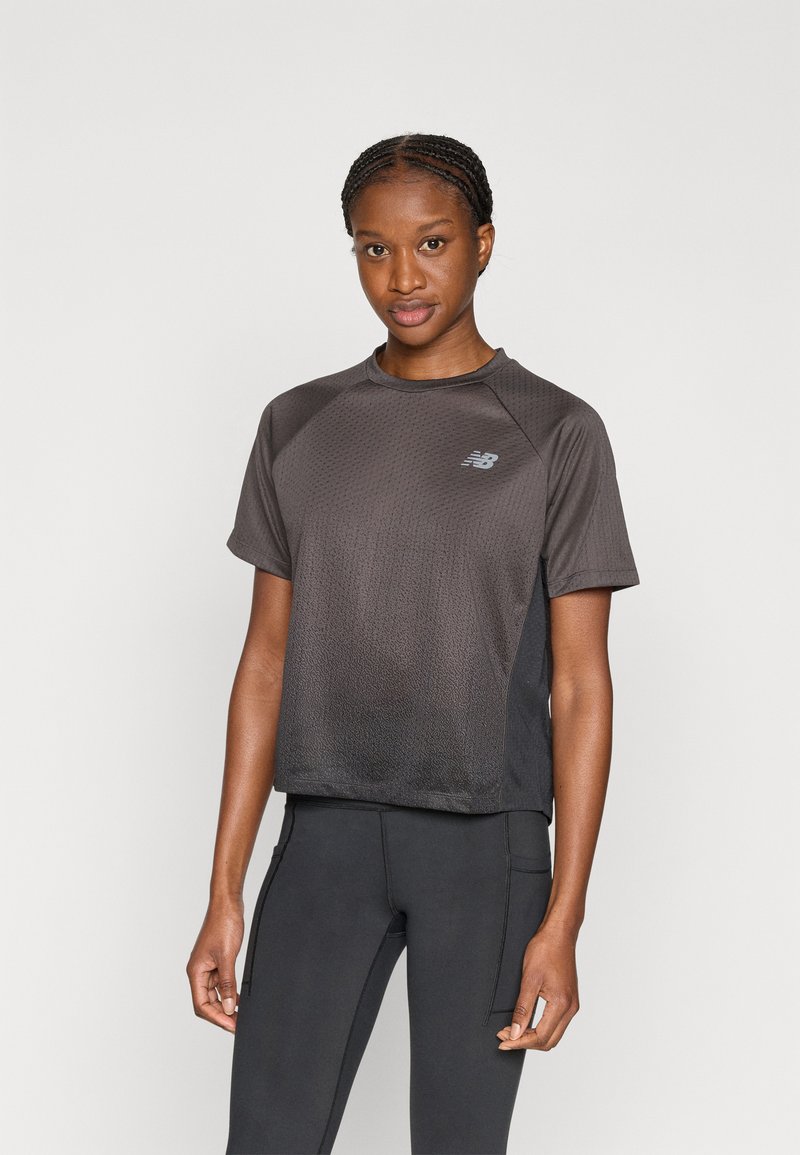 Μαύρο αθλητικό μπλουζάκι με κοντά μανίκια, υφασματόμορφο σχέδιο και λεπτομέρεια με λογότυπο στο στήθος. Συνδυάζεται με μαύρο εφαρμοστό κολάν.