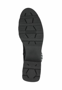 Suela de zapato negra con una textura de banda de rodadura, que presenta patrones hexagonales. Mide 4.5 en talla, con un perfil plano en general y está hecha de material de goma.