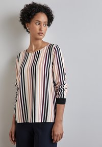 Maglione a maniche lunghe con ampio scollo, caratterizzato da righe verticali in tonalità di crema, rosa, nero e bordeaux; tessuto morbido con maniche arricciate.