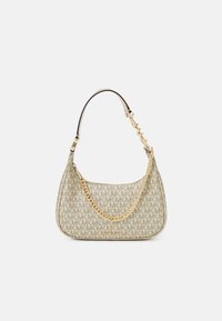 Beżowa torba z tkaniny z powtarzającym się wzorem MK, z złotym łańcuchem i skórzanym uchwytem. Gładka tekstura i strukturalny kształt.