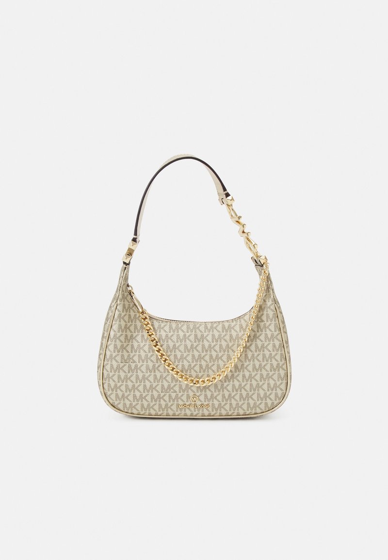 Beżowa torba z tkaniny z powtarzającym się wzorem MK, z złotym łańcuchem i skórzanym uchwytem. Gładka tekstura i strukturalny kształt.