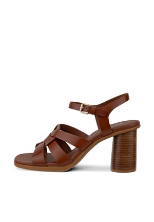 Bruine leren damessandaal met gekruiste banden, verstelbare gesp en een dikke cilindrische houten blokhak.