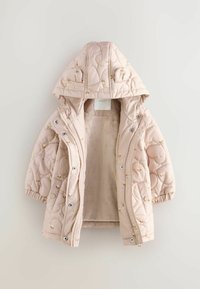 Polstret pink jakke med hætte, quiltet tekstur, gyldne blomsterbroderier, trykknaplukninger og en blød, foret indvendig.