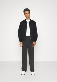 HUGO BALVIN - Blusão aviador - black