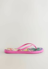 Rožinės spalvos atviros šlepetės su plonomis juostelėmis ir spalvinga pėdos dalimi, ant kurios pavaizduoti tropiniai ir gėlių motyvai.