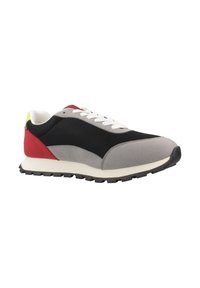 Zapatillas deportivas en malla negra, ante gris y acentos rojos. Presentan cordones blancos y una suela de goma texturizada. Diseño de punta redondeada.