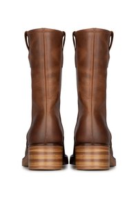 Braune Lederkniehohe Stiefel mit glatter Textur, ausgestattet mit einem gestapelten Holzabsatz und Zugschlaufen am oberen Rand für ein einfaches An- und Ausziehen.