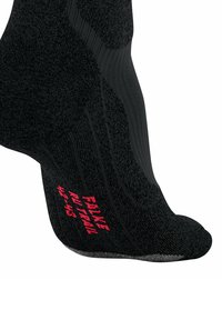 Calzino nero con lavorazione a maglia testurizzata, con logo rosa "Falke RU Trail", tallone e punta rinforzati, altezza alla caviglia e accenti di suola grigia liscia.