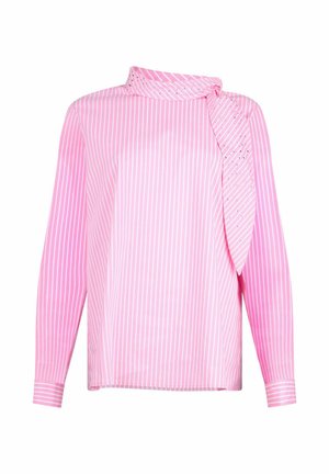 Blusa rosa a maniche lunghe con sottili righe verticali bianche e dettaglio asimmetrico con fiocco sulla scollatura, su sfondo bianco.