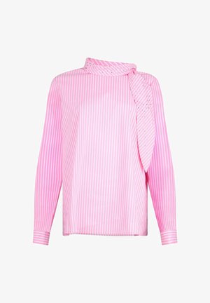 Rosa Bluse mit langen Ärmeln, dünnen weißen vertikalen Streifen und asymmetrischem Knoten am Ausschnitt vor weißem Hintergrund.