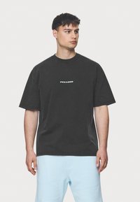 Pegador COLNE LOGO TEE - Nyomott mintás póló - vintage black/baby blue