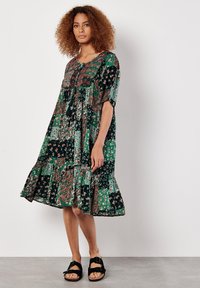 Apricot PATCHWORK CRINKLE - Freizeitkleid - green