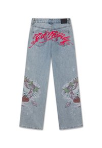 Lyseblå cowboybukser med rød script broderi på baglommerne og farverige blomstermotiver og hjerter på de nedre ben.