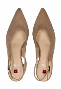 Tacchi slingback in suede beige con punta affusolata, caratterizzati da lati intagliati, una fibbia argentata e un accento quadrato rosso sulla suola.