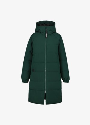 Chaqueta larga acolchada verde con capucha, cremallera frontal completa, puños elásticos y dobladillo recto. Presenta un parche de logo en la parte delantera.