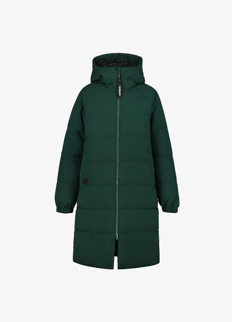 Grön vadderad lång jacka med huva, fullt frontdragkedja, elastiska muddar och rak fåll. Har en logotyp patch fram.