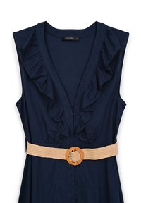 Abito blu navy con scollatura arricciata, bottoni sul davanti e una cintura intrecciata beige con un accentuato fermaglio circolare.