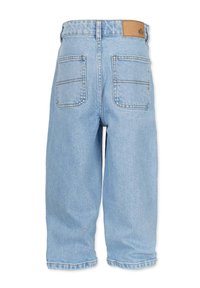 Vaaleansiniset farkkutunikat, joissa on korkeavyötärö ja suuret takataskut. Vyötäröllä ruskeasta nahasta valmistettu kappale. Nilkkapituiset.