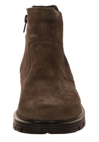 Braune Wildleder-Ankle-Boots mit glatter Textur, elastischen seitlichen Akzenten und einer schwarzen Gummisohle. Verfügt über einen seitlichen Reißverschluss für ein einfaches An- und Ausziehen.