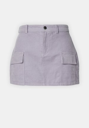 Lys lilla corduroy miniskørt med lige snit, to sidelommer og lukning med knap foran. Struktureret stof med lodrette linjer.