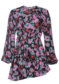 Černé květované šaty s dlouhým rukávem s růžovými, červenými a zelenými květy, s vrstvenými volány a asymetrickým lemem.