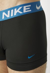 Nike Underwear ESSENTIAL TRUNK 3 PACK - Boxerbriefs - black/blue/pear/anthracite